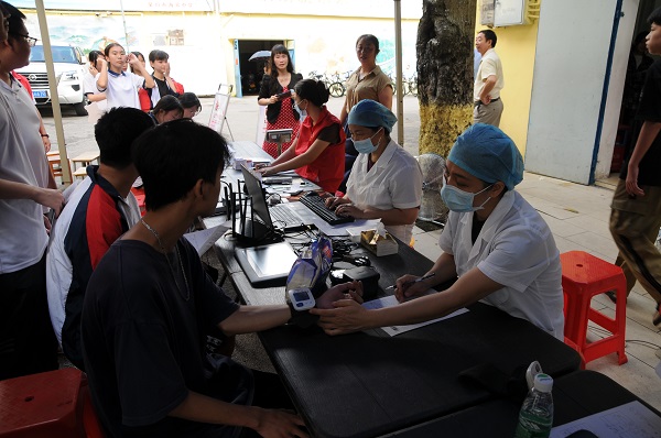 学生们踊跃献血，接受体检。 (1).JPG