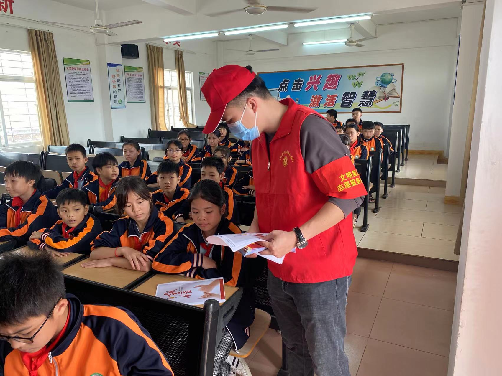 吴川市樟铺镇深入学校开展社会信用体系建设宣传活动