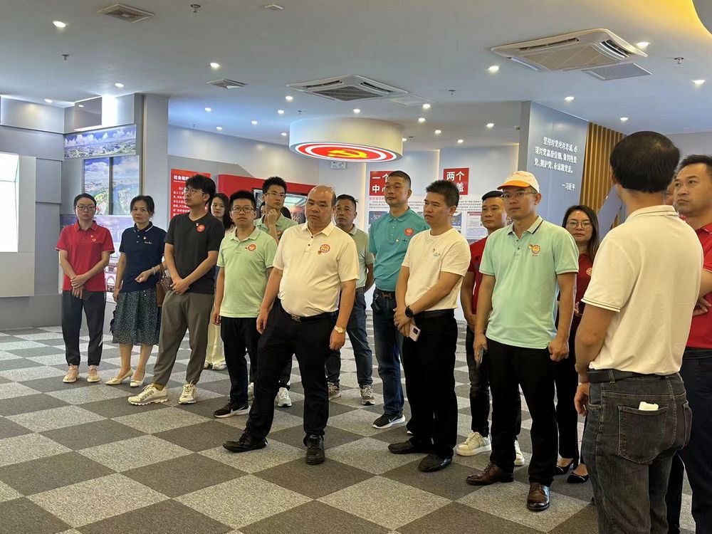 5、在吴川市两新组织党群服务中心参观。.jpg