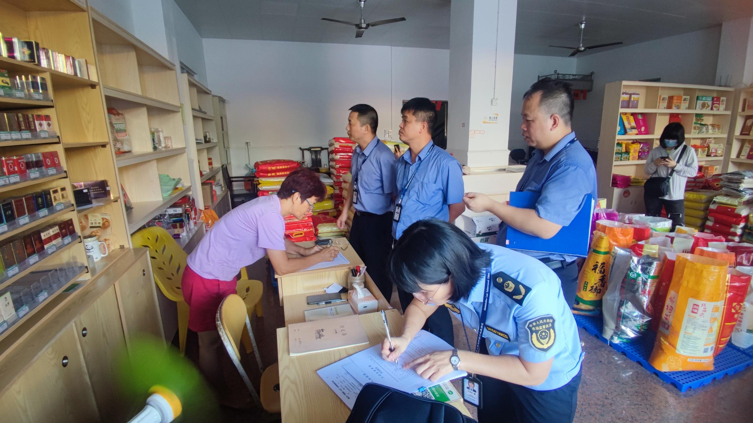 吴川市市场监督管理局开展“诚信经营 放心消费”主题宣传活动.png