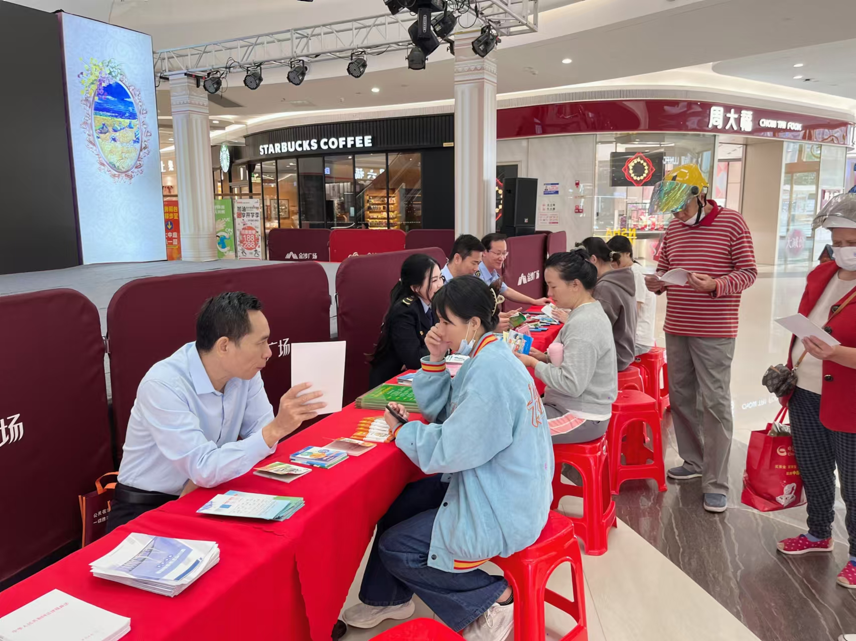 吴川市市场监督管理局开展诚信经营、放心消费进商圈宣传活动 (2).png