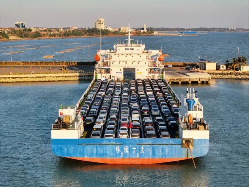 2025年1月12日，琼州海峡新能源车专用运输船“绿源一号”在海安新港8号泊位装载非商品新能源车辆启航。