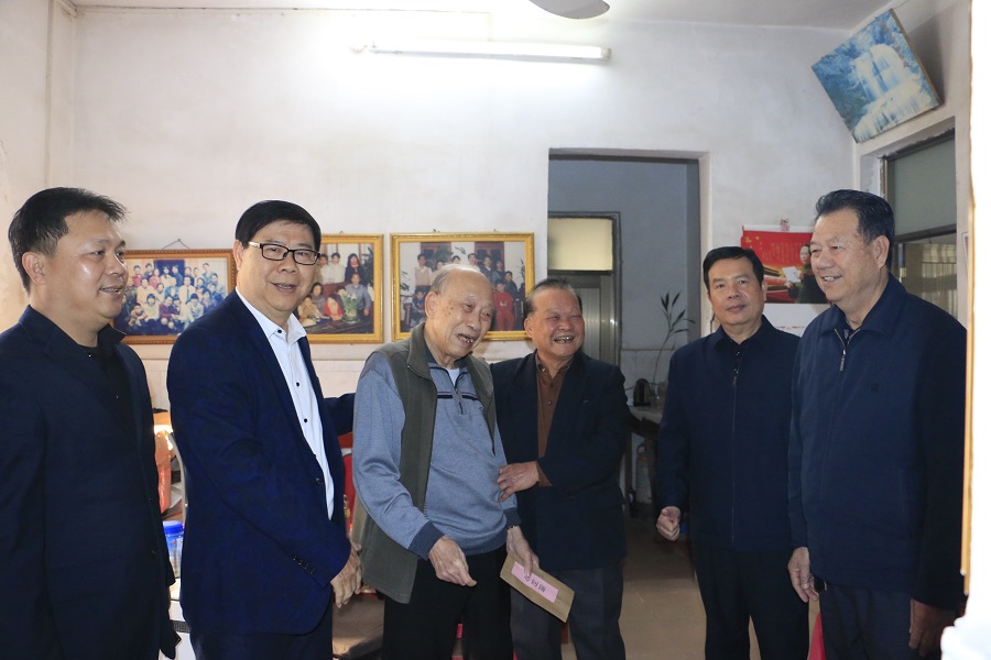 4-慰问吴川市关工委顾问李德中。_MG_9484.JPG