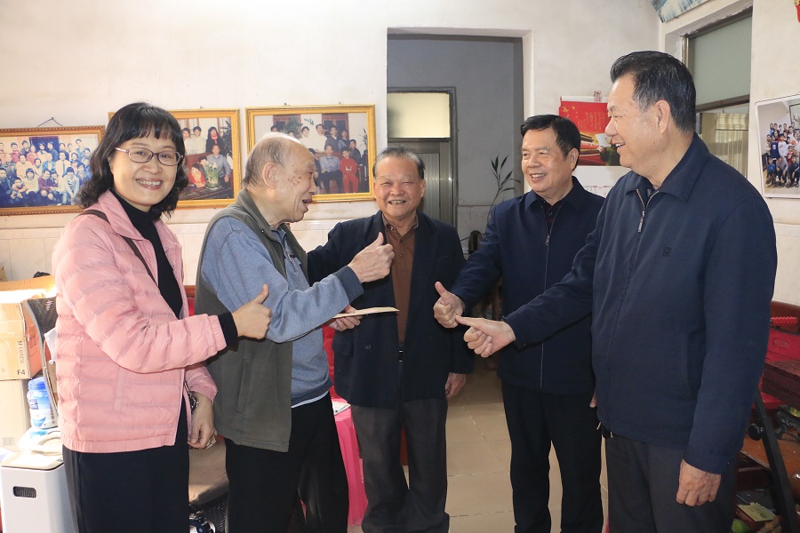 5-在吴川市关工委顾问李德中家中慰问。_MG_9476.JPG