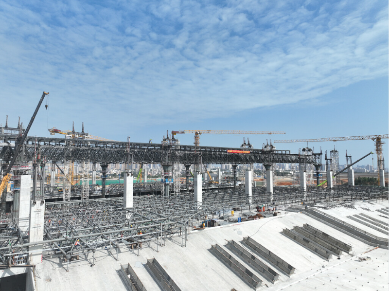 湛江北站屋盖钢结构三区提升完成