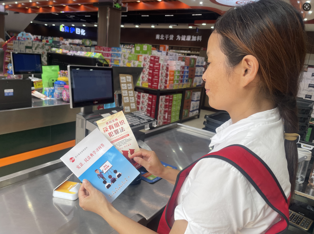 王村港司法所开展“送法进市场”宣传活动