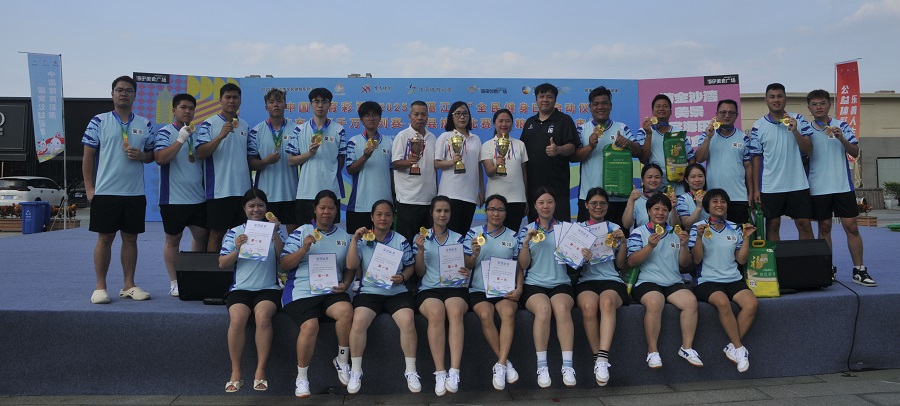 我市获得男女混合冠军。图为男子混合队在领奖台上。.JPG