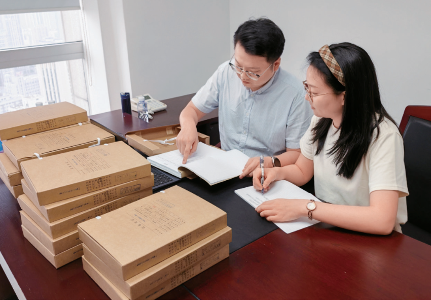 李鹏威(左)与同事查看会计凭证,核实疑点问题线索 李鹏威(左)与同事查看会计凭证,核实疑点问题线索