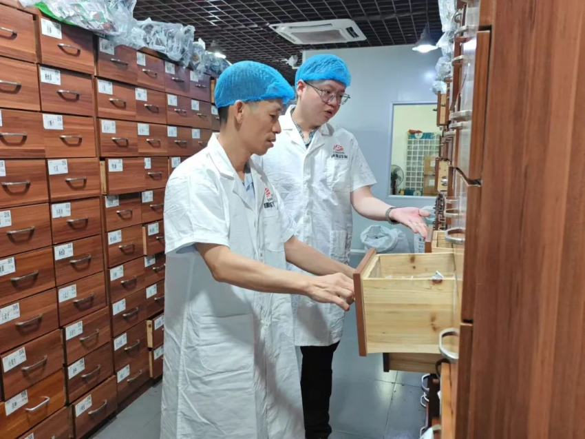 李鹏威(右)实地了解智慧中药房管理情况 李鹏威(右)实地了解智慧中药房管理情况