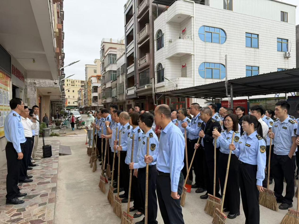吴川市市场监督管理局开展振文镇振城社区环境卫生整治统一行动