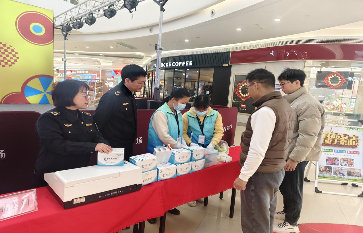 吴川市市场监督管理局开展“你送我检”食用农产品快检开放日活动